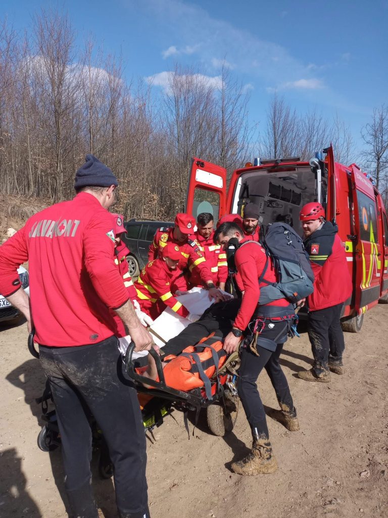 Intervenție rapidă a salvatorilor montani în Buila-Vânturarița