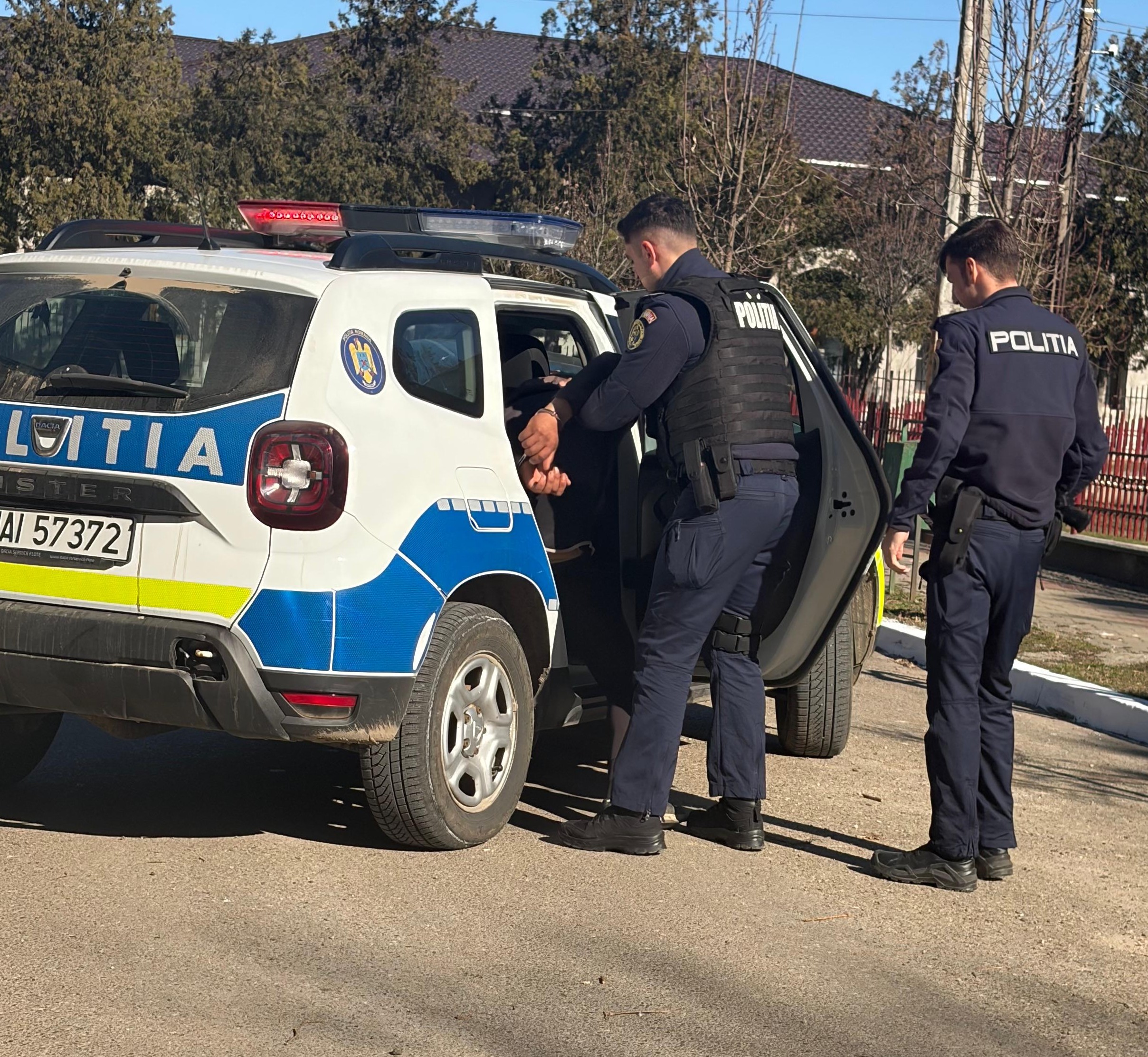 Un bărbat condamnat pentru furt, reținut de polițiști în Botoșani
