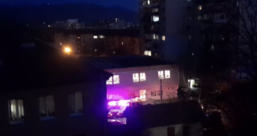 Incendiu într-un apartament din Petroșani, un bărbat de 72 de ani inconștient