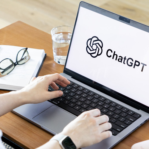 Cum să ștergi datele personale din ChatGPT (și de ce ar trebui să o faci)