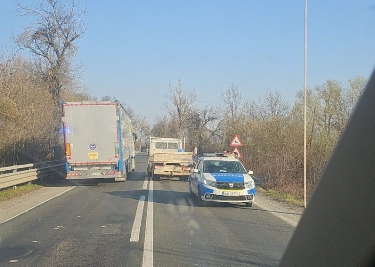 Incident rutier în Pădurea Stejarul, circulația afectată