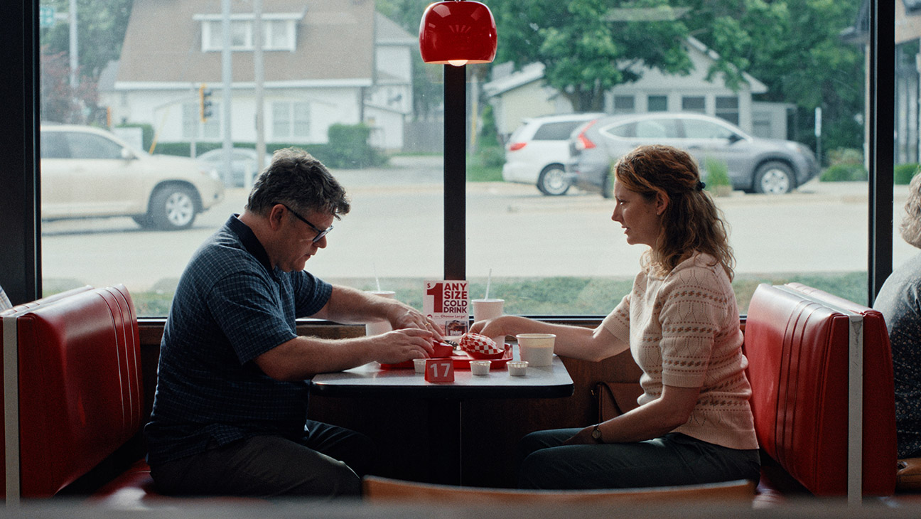 Recenzia filmului 'Chili Finger': Judy Greer și Bryan Cranston înfățișează o comedie inspirată de tabloid care te chinuie cu ciudățenia sa