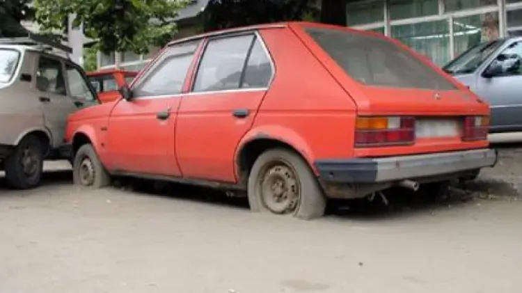 Clujenii se plâng de mașini abandonate pe strada Traian