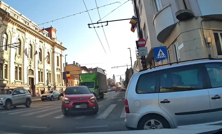 Incident de trafic în Cluj: Taxi oprit pe banda destinată autobuzelor