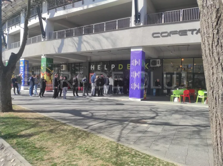 Suporterii clujeni formează cozi la bilete înainte de derby-ul orașului