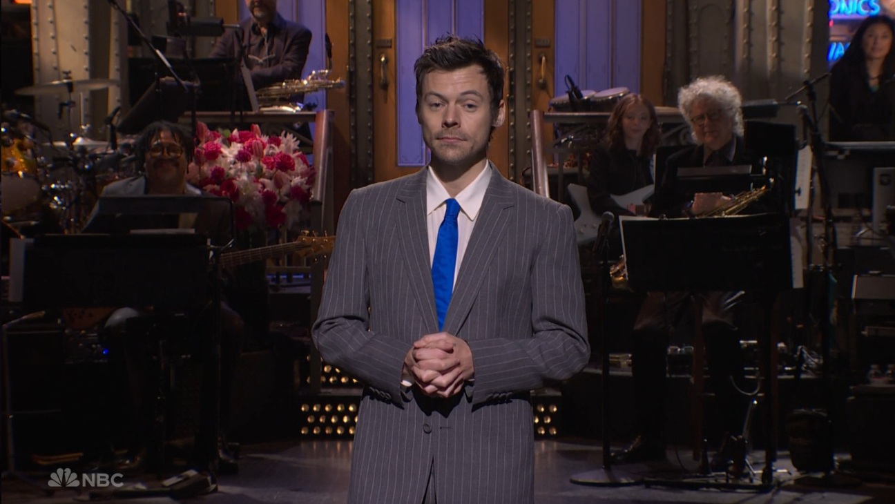 Harry Styles abordează acuzațiile de queerbaiting la SNL și îl sărută pe Ben Marshall
