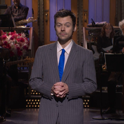 Harry Styles răspunde acuzațiilor de queerbaiting la SNL și sărută pe Ben Marshall