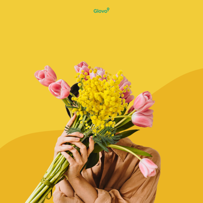 Românii sărbătoresc Ziua Femeii cu mii de flori livrate și deserturi delicioase