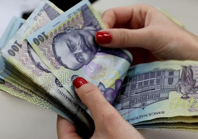 Leul se menține puternic, însă Ministerul Finanțelor nu reușește să se împrumute