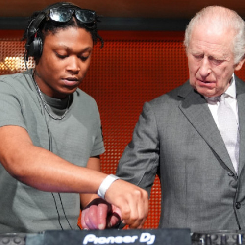 Regele Charles al III-lea își încearcă talentul de DJ la Manchester