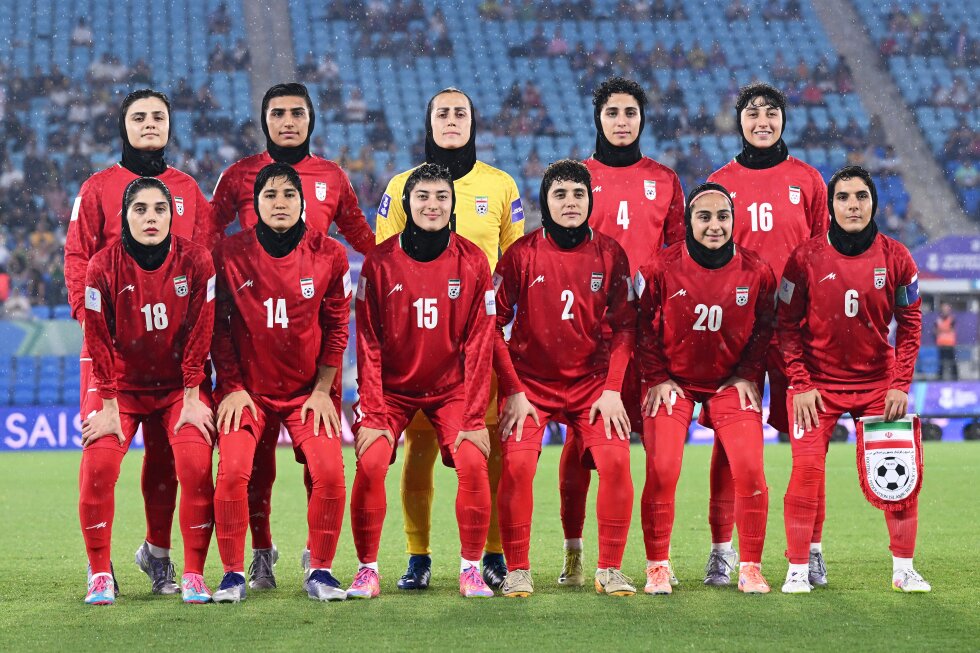 Un membru al echipei de fotbal feminin din Iran renunță la azilul în Australia