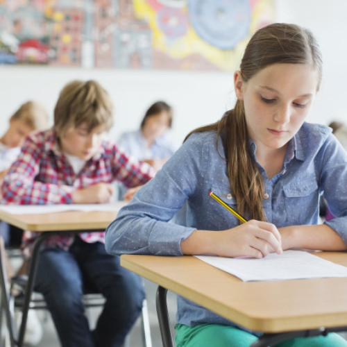 Elevii de clasa a VIII-a susțin proba de matematică în cadrul simulării Evaluării Naționale 2026