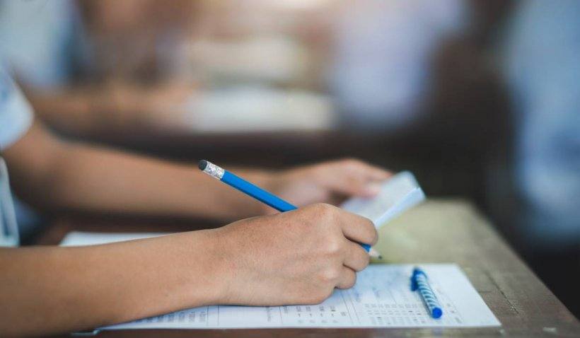 Elevii de clasa a VIII-a susțin simularea pentru Evaluarea Națională 2026
