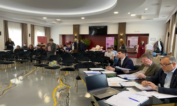 Elevii din Maramureș demonstrează abilități antreprenoriale la competiția „Business Plan”