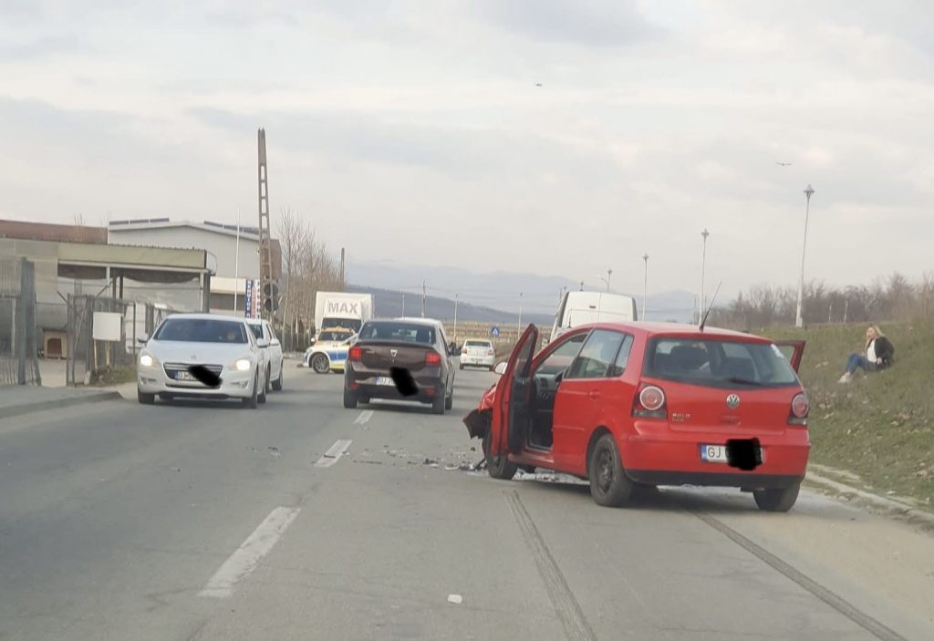 Accident rutier în Târgu Jiu: Trei autoturisme implicate