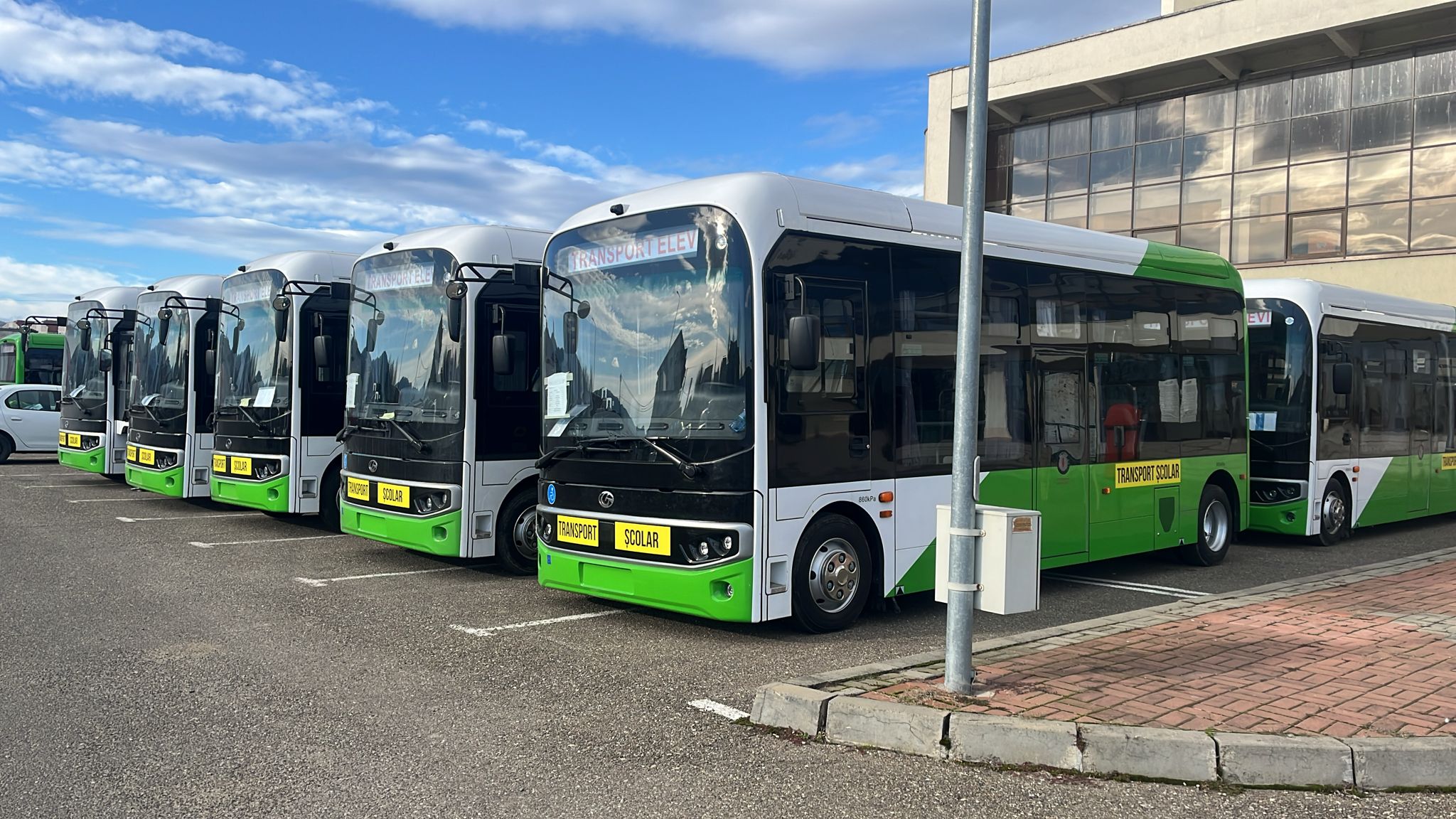 23 de microbuze electrice pentru transportul elevilor din județul Neamț