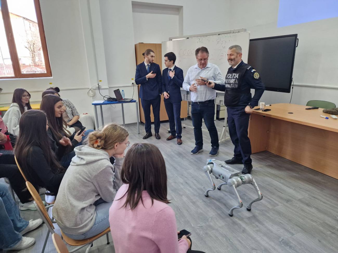 Elevii din Târgoviște participă la întâlniri educaționale despre educația financiară