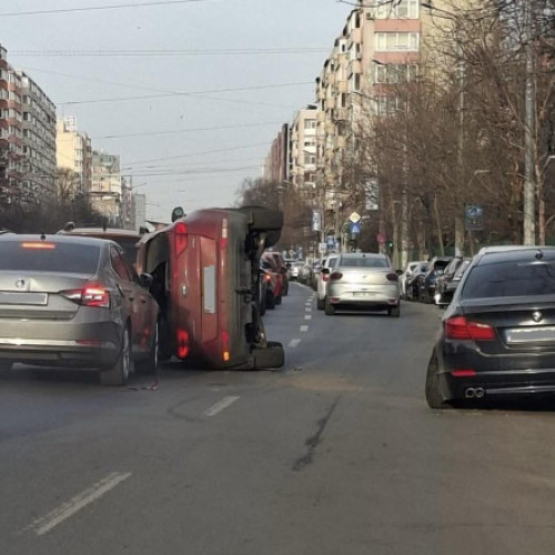Accident pe Şoseaua Ştefan cel Mare: O femeie, rănită și transportată la spital