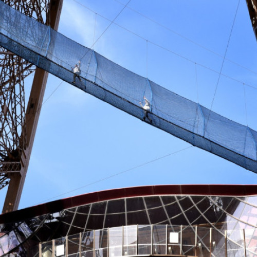 Pod suspendat din plasă, deschis vizitatorilor Turnului Eiffel