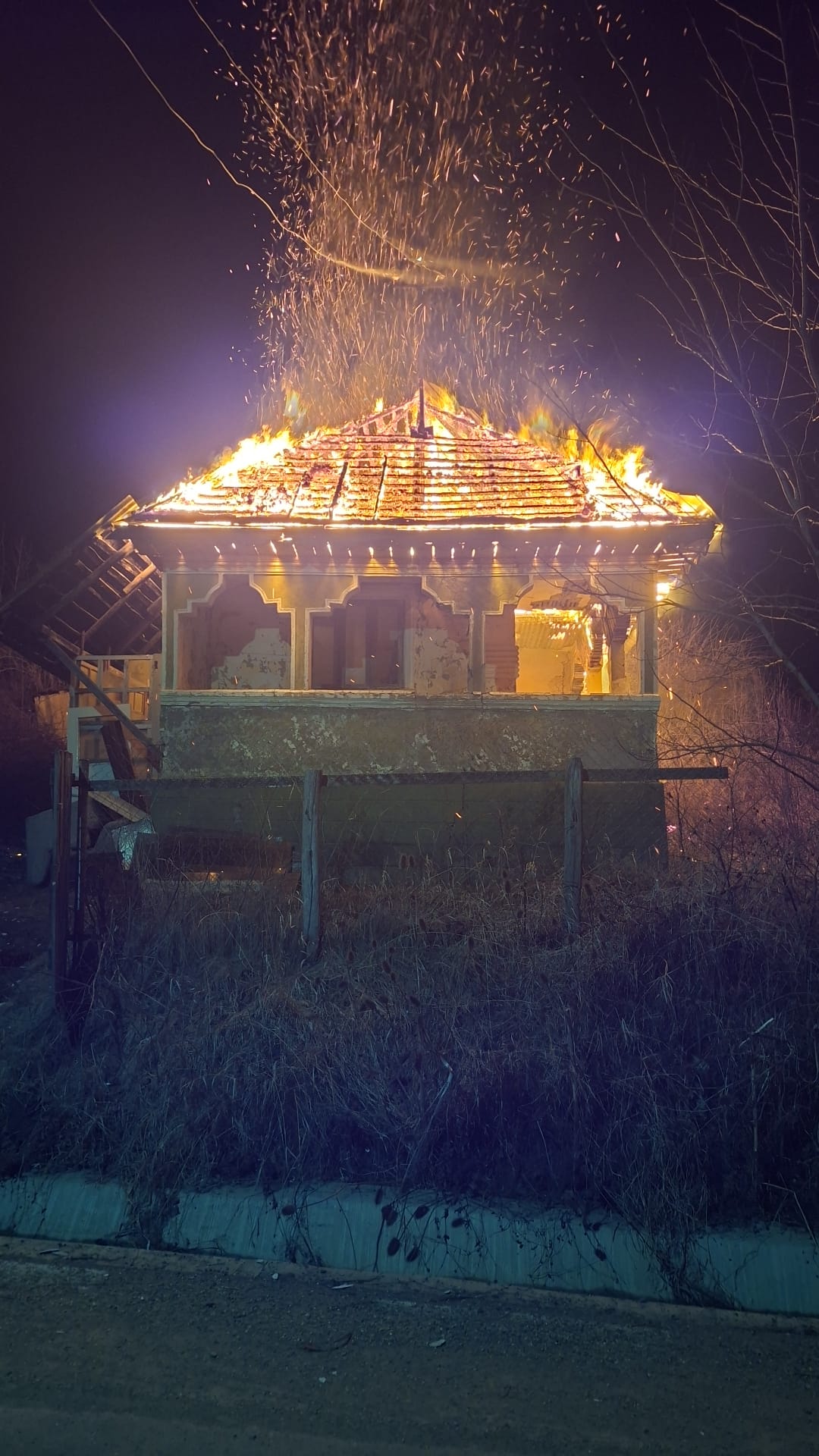 Gârcina: Victimă salvată în ultima clipă dintr-o casă în flăcări