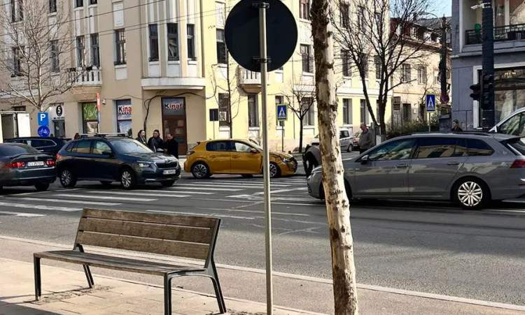 Accident rutier pe strada Horea din Cluj-Napoca, o mașină proiectată pe trotuar