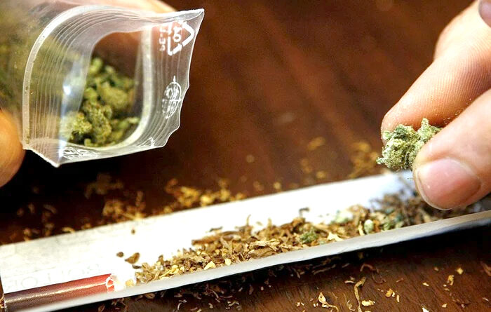 Tânăr cercetat pentru consum de etnobotanice, dosarul închis de Tribunalul Hunedoara