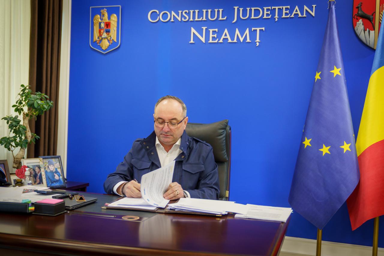 Consiliul Județean Neamț semnează contractul pentru o centrală fotovoltaică