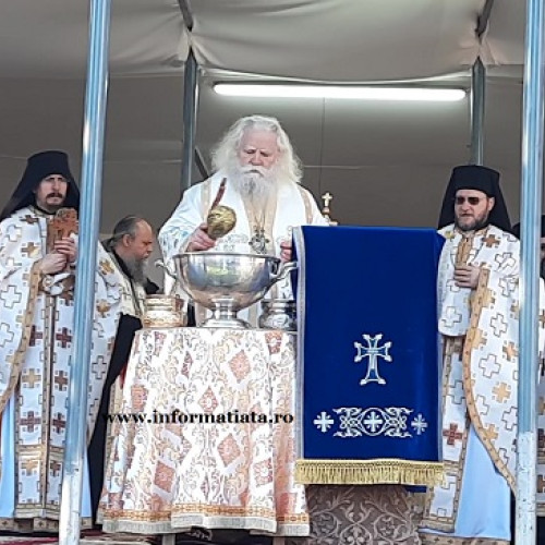 Arhiepiscopul Sucevei și Rădăuților răspunde întrebărilor credincioșilor cu privire la sărutarea icoanelor, inclusiv a femeilor date cu ruj