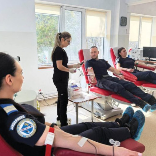 „Donează sânge, salvează o viaţă!”. Nu a fost ordin, ci misiune benevolă pentru jandarmii Grupării Mobile Ploieşti
