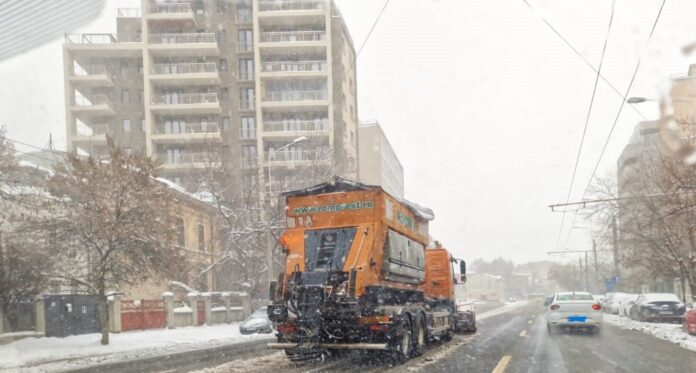 Poluarea atmosferică din Capitală, cauzată de material antiderapant
