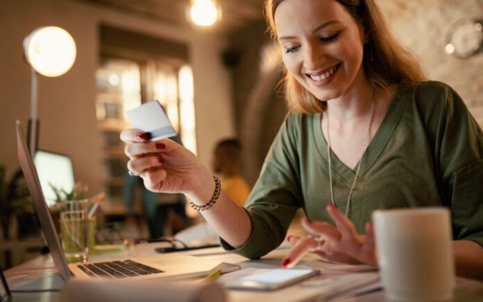 Plătiți impozitul online pentru a evita cozile și timpii mari de așteptare