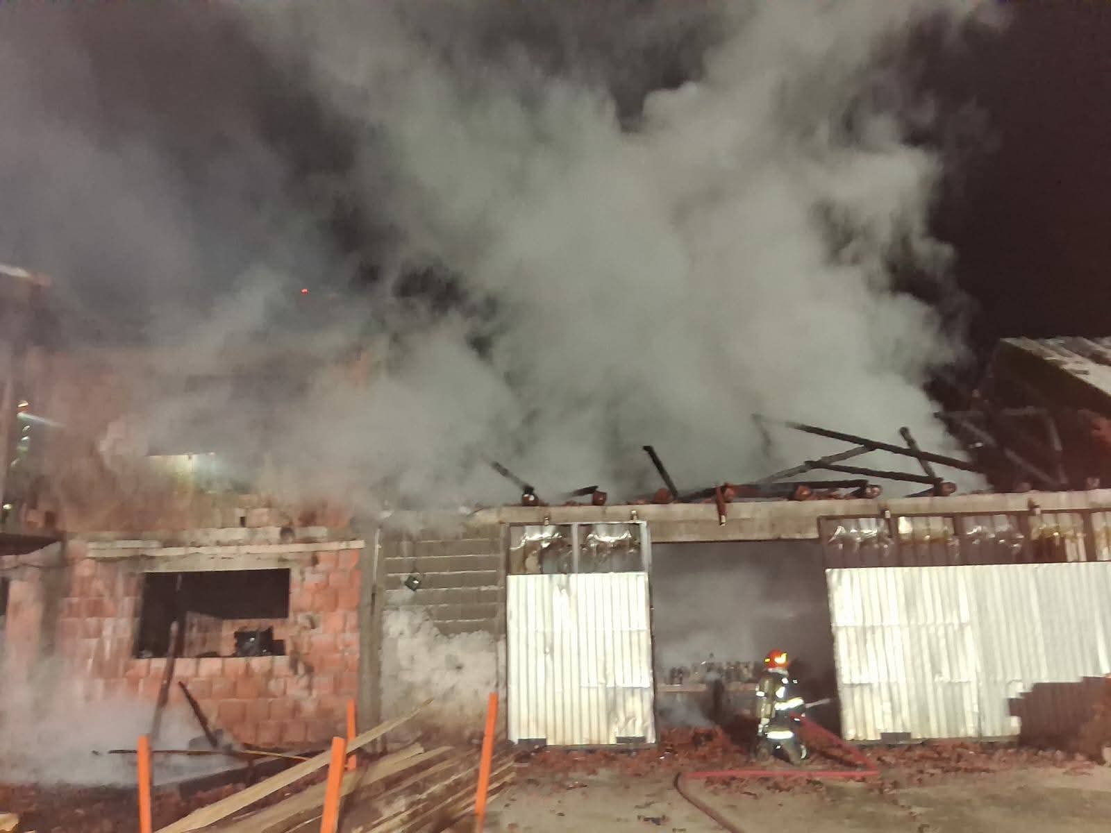 Incendiu devastator în Romos, incendiat un gater