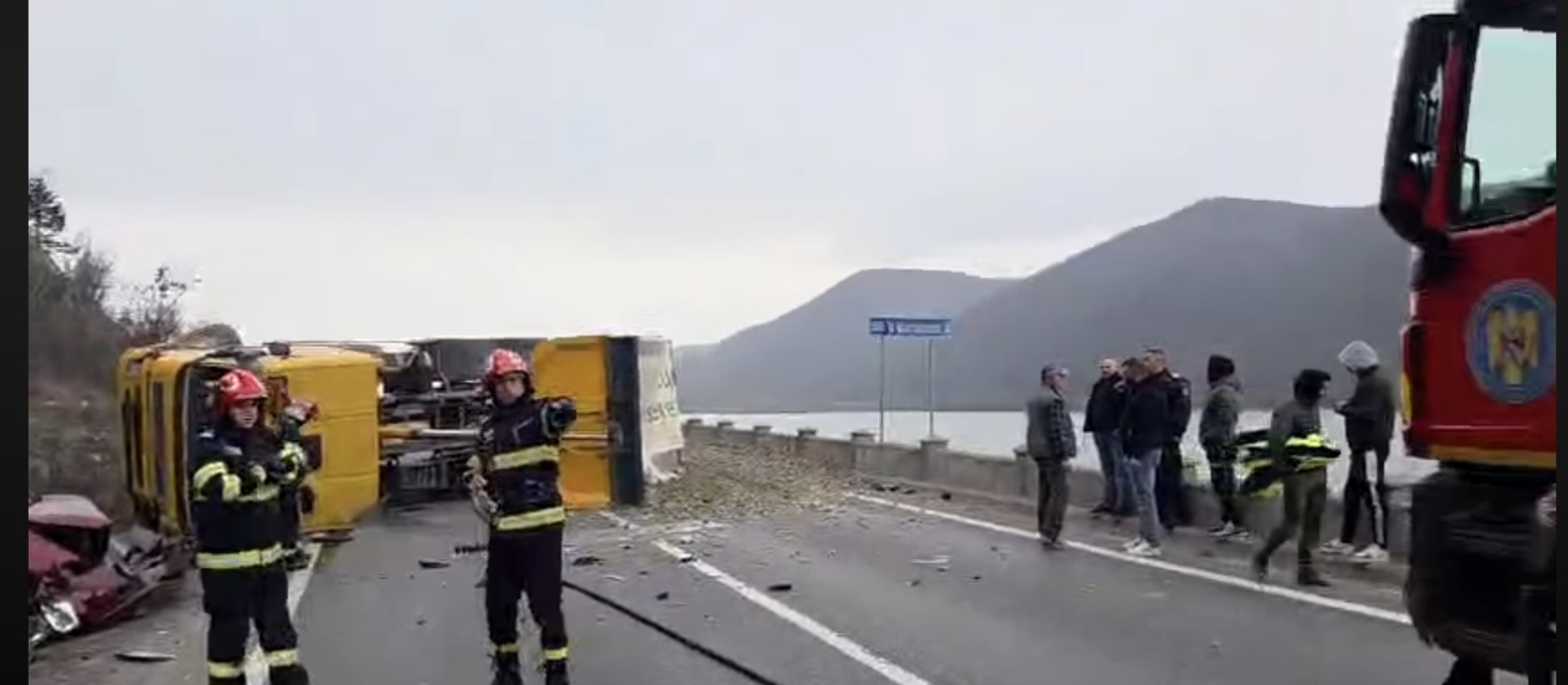 Accident pe DN6, între o autoutilitară și un autoturism, circulație blocată