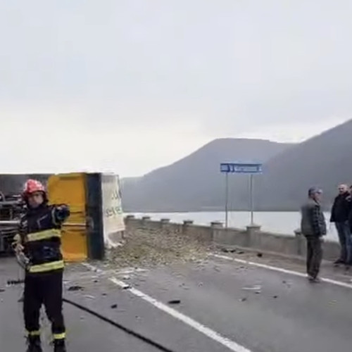 Accident pe DN6, între o autoutilitară și un autoturism, circulație blocată