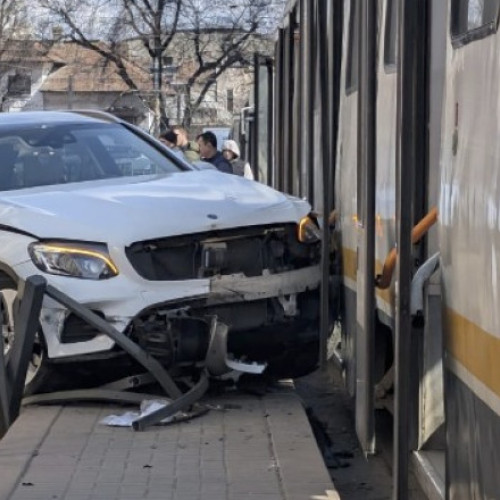 Accident rutier în București: o mașină a intrat în refugiul de tramvai