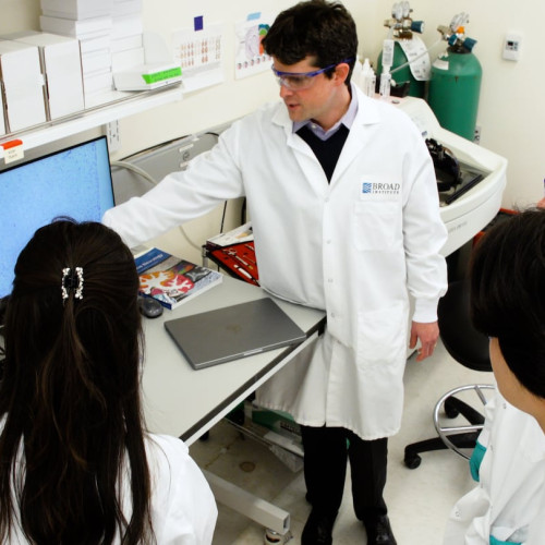 După o criză severă de sănătate mintală, donațiile unei familii către Institutul Broad depășesc 1 miliard de dolari