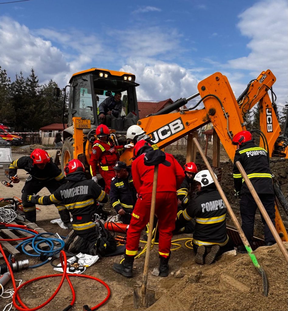 Bărbat salvat după ce a fost prins sub un mal de pământ în Bascov