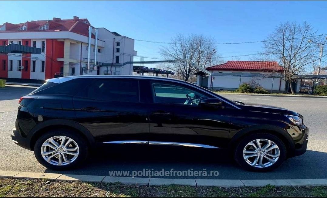 Două autoturisme căutate, descoperite la PTF Sculeni