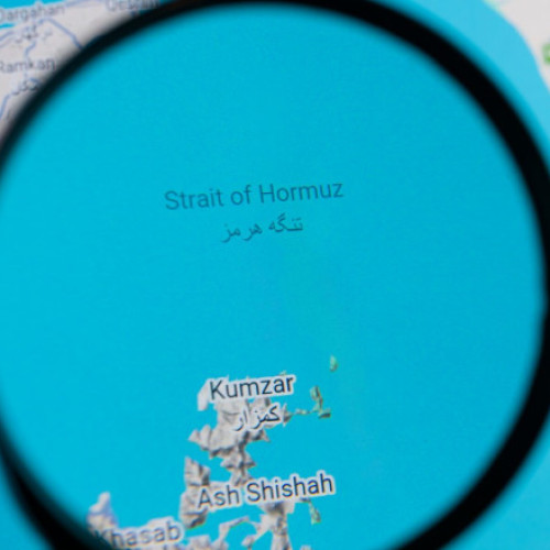 Șase țări condamnă atacurile iraniene și acționează pentru securitatea Strâmtorii Ormuz