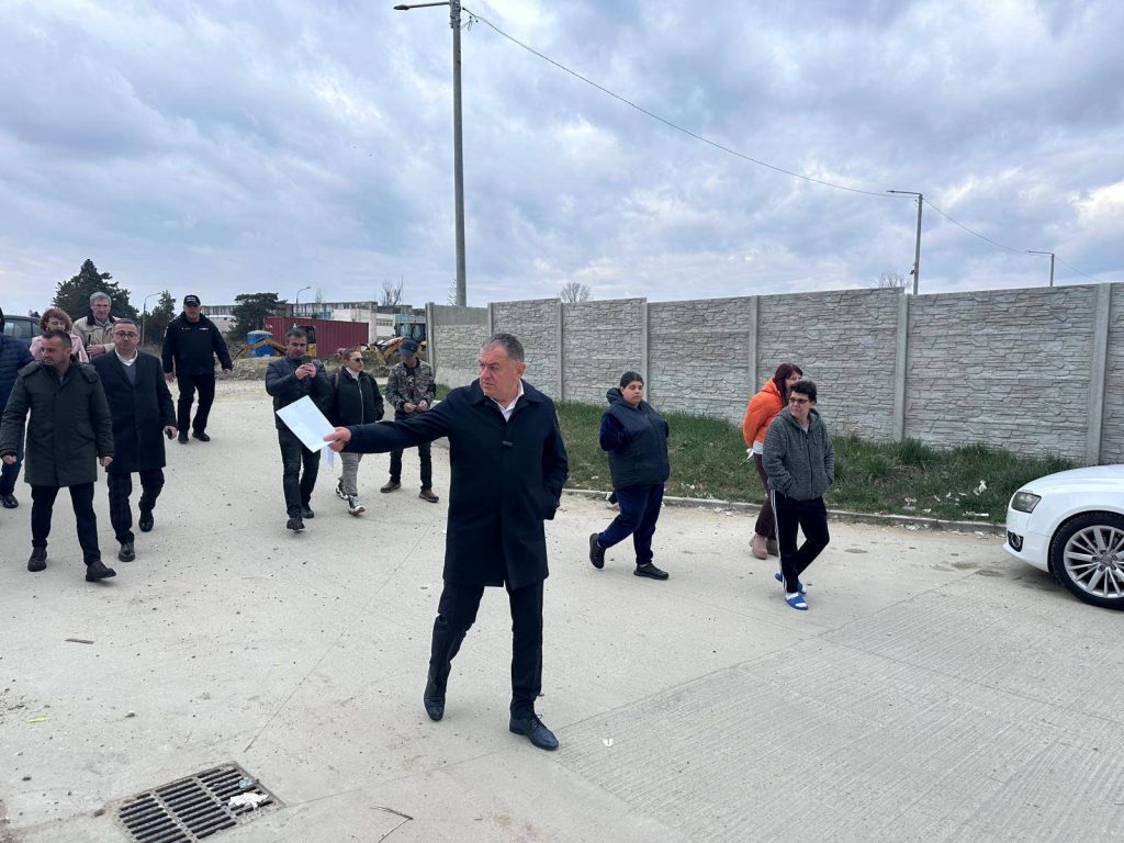 Chiriașii din locuințele sociale din Pitești refuză să elibereze apartamentele