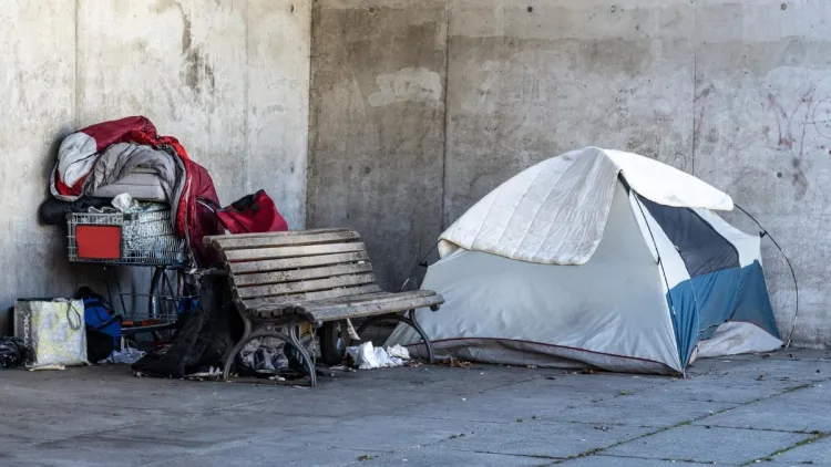 O clujeancă revoltată după ce un om al străzii s-a instalat lângă mașina ei