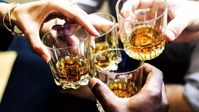 Tinerii români reduc consumul de alcool, dar România conduce în Europa