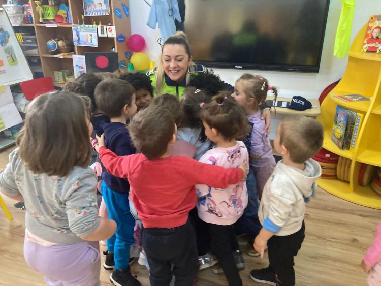 Polițiștii din Baia Mare educă micuții despre siguranța rutieră