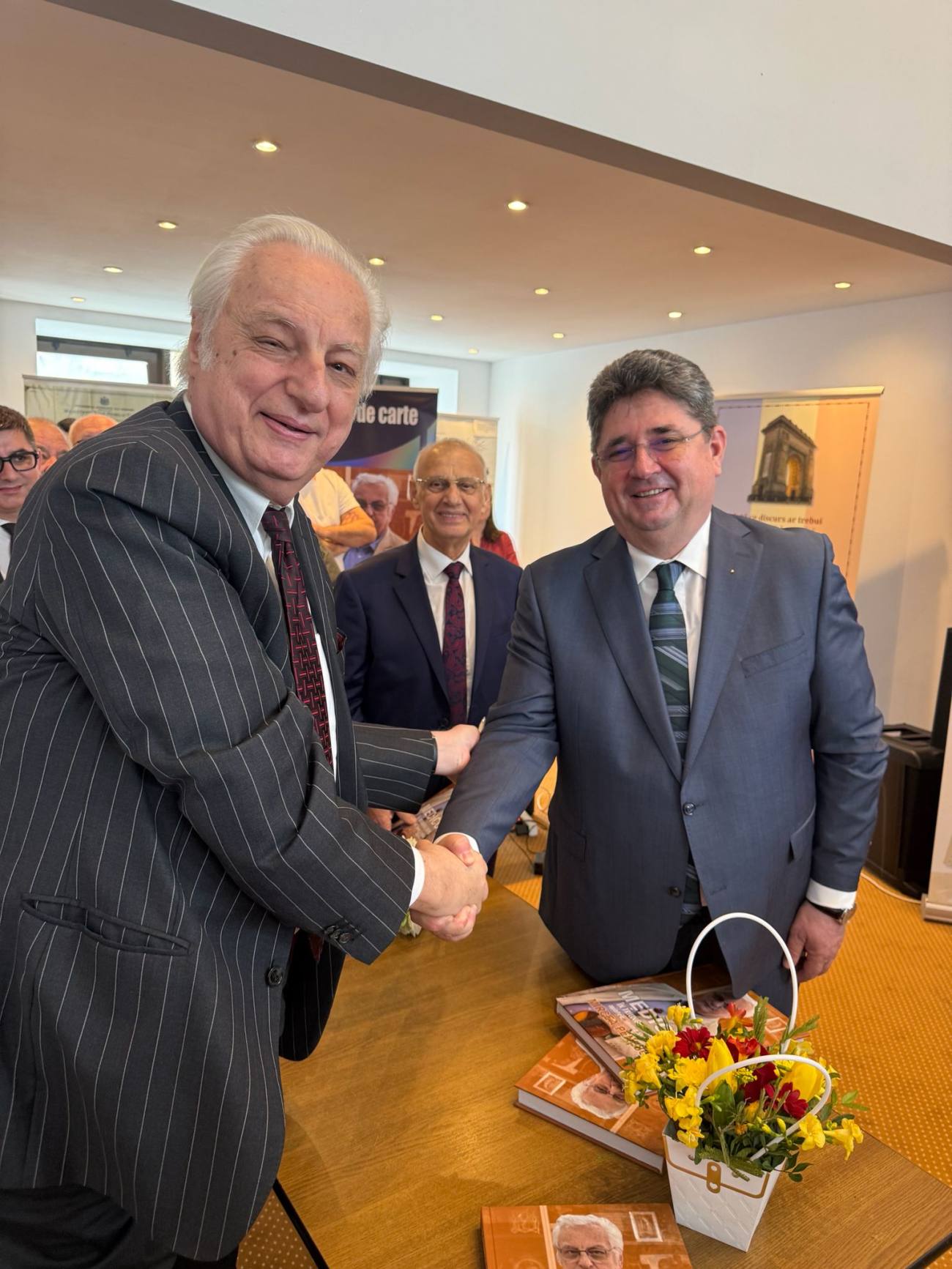 Primarul Marius Caravețeanu, prezent la lansarea unei cărți importante