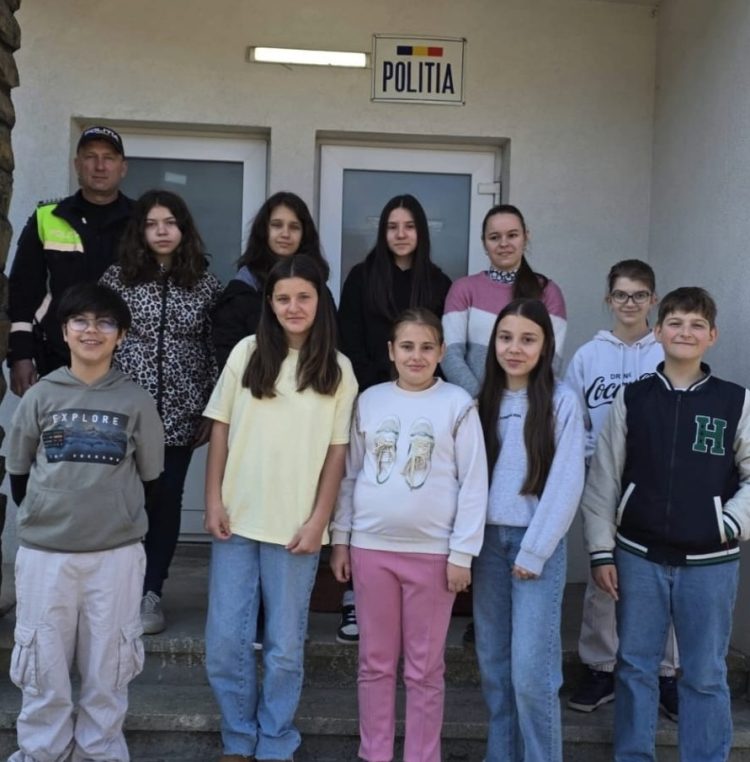 Elevii din Săcel și-au finalizat lucrările pentru concursul „Gânduri pentru polițiști”