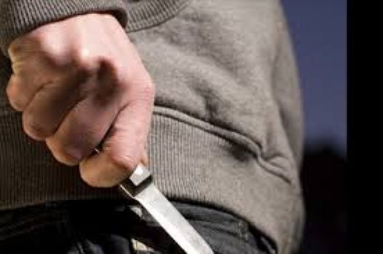 Un elev din Gherla acuzat de agresiune cu cuțitul și tâlhărie