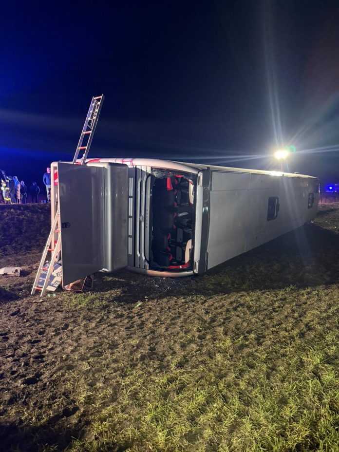 Accident grav pe DN 24: un mort și 15 răniți