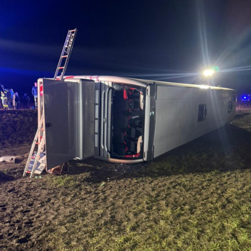 Accident grav pe DN 24: un mort și 15 răniți