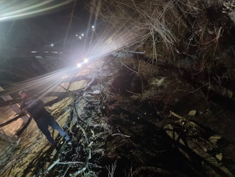 Voluntarii SVSU Poienile de sub Munte gestionează o intervenție complexă