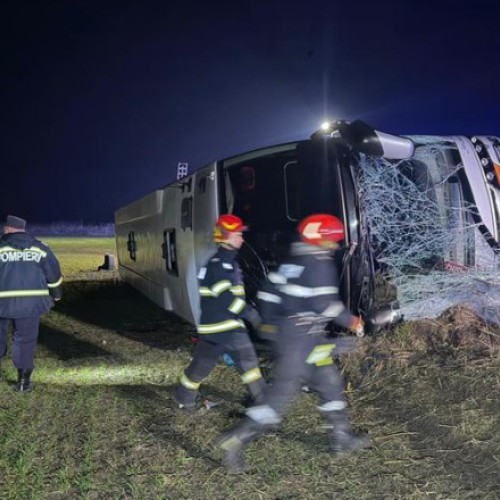 Autocar moldovenesc răsturnat în Galați, un mort și 14 răniți